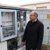 Bürgermeister Andreas Scharf begutachtet den Schaltkasten der neuen Photovoltaik-Anlage auf dem  Bauhof.
