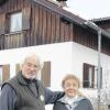 Beim Uhrmacher in Apfeldorf: Im 1934 erbauten Haus wird heute von Lidwina und Hermann Hefele bewohnt. 1969 wurde das Gebäude um- und ausgebaut.