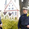Auf Streife in Weißenhorn: Eva-Maria Schröter und Steffen Maresch. Die beiden Polizisten müssen immer wieder Menschen belehren. 	