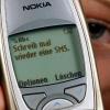 SMS auf einem Uralt-Handy: Zum 20. Geburtstag der SMS laufen neue Online-Dienste der mobilen Kurznachricht den Rang ab. Foto: Archiv dpa