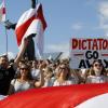 Demonstranten der belarussischen Opposition protestieren gegen die mutmaßlich gefälschte Wiederwahl von Präsident Lukaschenko.