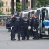 Polizeibeamte in Berlin (Archivbild):  Zum zweiten Mal in dieser Woche hat es die Berliner Polizei bei einem Einsatz mit einer aufgebrachten Menschenmenge zu tun bekommen.