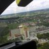 Rettungshubschrauber „Christoph 40“ im Landeanflug auf das Klinikum Augsburg. Seitdem er dort stationiert ist, hat er 785 Einsätze absolviert. 