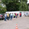 Bei der ersten Sonderimpfaktion für Jugendliche bildete sich eine lange Warteschlange vor dem Impfzentrum in Nördlingen. Die Aktion wurde gut angenommen und wird fortgesetzt.  	