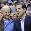 Joe Biden (l.), damals Vizepräsident der USA, und sein Sohn Hunter sehen sich im Januar 2010 ein Basketballspiel an.