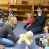 Englisch für die Kleinsten: Bei der Vorstellungsrunde im Montessori-Kinderhaus in Meitingen gibt es mächtig was zu lachen. Wenn Mopsy der Bär (an der Hand von Christa Rager) nämlich Deutsch spricht, kommen viele lustige Namen raus. 	