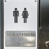 Hinweisschild an Unisex-Toilette in Hamburg: Auch in neuen öffentlichen Gebäuden in Augsburg soll es künftig geschlechtsneutrale Toiletten geben.