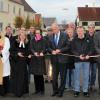 Die Talergasse in Baldingen ist wieder eröffnet worden. Sie war für rund 1,2 Millionen Euro umgebaut worden. Unser Bild zeigt Vertreter von Stadt, Stadtrat und Kirchen.