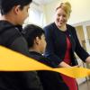 Hier eröffnet Neuköllns Bezirksbürgermeisterin Franziska Giffey SPD eine sanierte Schultoilettenanlage in der Hans-Fallada-Schule.