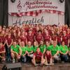 Ein Großaufgebot von rund 250 freiwilligen Helfern hatte der Musikverein Nattenhausen  zur reibungslosen Durchführung des Bezirksmusikfestes in 2019 aufgeboten. Unser Bild zeigt einen Teil der „Mannschaft“. 
