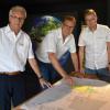 Ein Plan und drei Generationen: (von links) Firmengründer Jakob Kerker, Geschäftsführer Manfred Kerker und Sebastian Kerker. 	
