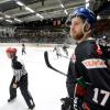 DEL, Augsburger Panther AEV gegen Düsseldorfer EG im Curt Frenzel Stadion in Augsburg. AEV Spieler Thomas Holzmann (Nr. 17) blickt von der Bande an der Spielerbox aufs Eis.