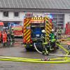 Ein großes Aufgebot an Einsatzkräften kämpft gegen die Flammen an einem landwirtschaftlichen Anwesen in Scheuring. Das Wohnhaus konnte bisher geschützt werden.