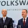 VW-Konzernchef Herbert Diess (r.) und Hans Dieter Pötsch, dem Vorsitzenden des VW-Aufsichtsrates, stehen unruhige Zeiten bevor.