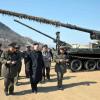 Ein undatiertes Foto, herausgegeben am 12. März von der Korean Central News Agency, zeigt Kim Jong Un be der Inspektion von Artillerieeinheiten.