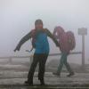 Sturmtief «Sabine»: Touristen stemmen sich gegen die Windböen auf dem Brocken.