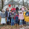Bescherung am Fliegerhorst: Die Grundschule Penzing hatte gesammelt, um den Flüchtlingskindern Geschenke machen zu können. Diese überbrachte nun der Nikolaus. 