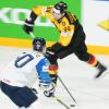 Tom Kühnhackl (r) hofft, in Zukunft wieder öfter für das deutsche Eishockey-Nationalteam spielen zu können.