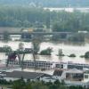Der Hafen von Deggendorf (Bayern) vor der Autobahn A 3 ist vom Hochwasser der Donau überflutet. Nun ist auch die Autobahn gesperrt.