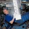 Der deutsche Astronaut Thomas Reiter an Bord der Internationalen Raumstation ISS: Hier hantiert er mit Teilen einer Laborgefriereinrichtung.