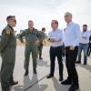 Marie-Agnes Strack-Zimmermann (FDP, r) mit Nato-Generalsekretär Jens Stoltenberg (3.v.r) und Verteidigungsminister Boris Pistorius (SPD, 4.v.r) bei ihrem Besuch auf dem Luftwaffenstützpunkt Jagel.