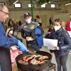 Bürgermeister Heinrich Seißler gegrillte stundenlang Würstel zur Belohnung für Frischgeimpfte.