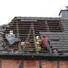 Menschen inspizieren den Schaden eines Daches. Ein mutmaßlicher Tornado hat in Lippstadt am Freitagnachmittag massive Schäden verursacht.