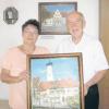 Die Künstlerin Helga Lorenz überreichte das Bild „Pfarrhof und Kirche Unterthürheim“ der Gemeinde Buttenwiesen. 2. Bürgermeister Christian Knapp bedankte sich für das Geschenk.  