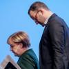 Jens Spahn hat seine Chefin genau im Blick. Kanzlerin Angela Merkel reagierte mit Humor auf Gerüchte, dass der 37-Jährige ihr nachfolgen könnte. 	 	