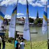 Am Neu-Ulmer Ufer wehen die Fahnen in den ukrainischen Landesfarben als Zeichen der Solidarität. Auf der Donau fährt die Ulmer Schachtel mit den Stadtoberhäuptern.