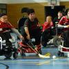 Noch ist Stephan Mägele (rechts) aus Petersdorf mit seinem alten Sport-Rollstuhl beim Hockey auf dem Spielfeld. Doch mit dem Geld aus dem Crowdfunding-Projekt kann er sich jetzt einen neuen Rollstuhl für die Teilnahme an der Weltmeisterschaft im nächsten Jahr in Italien kaufen.