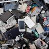 Alte Handys und Smartphones liegen in einem Container, ehe sie geschreddert werden. Davor sollten wertvolle Metalle und seltene Erden noch recycelt werden.