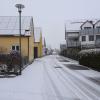 Am Vormittag oft leer, ab dem Nachmittag und an Wochenenden vollgeparkt ist die enge Schweizerstraße in Thannhausen.