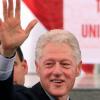 Wem winkt und blinzelt Bill Clinton da wohl gerade zu? Der Ex-US-Präsident soll sich laut einer neuen TV-Dokumentation neben der berühmten Lewinsky-Affäre noch eine ganze Menge anderer Fehltritte geleistet haben.  