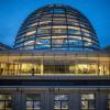 Der Deutsche Bundestag im Reichstagsgebäude mit der gläsernen Kuppel. Strom und Wärme kommen von vier Dieselmotoren.