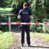 Ein Polizist sichert den abgesperrten Fundort in Pragsdorf ab.