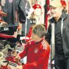 Der zehnjährige Alem Klanco (links) ist mit seinem Vater Amel Klanco im Neu-Ulmer „Sport Sohn“ auf der Suche nach der passenden Fußball-Ausstattung. Er freut sich schon auf das Champions-League-Finale mit dem FC Bayern München. Zusammen mit seiner Familie will er das Spiel im Garten anschauen.  