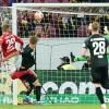 Jonathan Burkardt (l) köpft den Ball zum 3:0 ins Tor von Augsburgs Torwart Rafal Gikiewicz (r).
