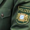 Die Polizei fahndet nach einem Pärchen, das nach einem Unfall am Kreisverkehr in Ustersbach flüchtete.