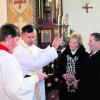 Nach dem Gottesdienst spendete Pfarrer Paul Mahl Adolf Fischer und seiner Frau Thekla in der Unterbernbacher Pfarrkirche den Segen zum 50. Ehejubiläum. Foto: Ernst Treml