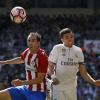 Reals Madrids Pepe (r) hat sich in der Partie gegen Atlético Madrid schwer verletzt.