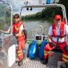 Auf dem Boot unterstützen Ilonka und Andreas Neuß die Rettungsschwimmer.