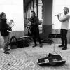 Saxofonist Mulo Francel (Bildmitte) im Münchner Hofgarten mit seinen Musikerfreunden Andreas Binder (links) und Philipp Sterzer. 	