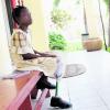 Manchmal sagt ein Bild mehr als tausend Worte: Die neunjährige Gyerlunda Boiron aus Haiti mit ihrer Beinprothese. Foto: LandsAid
