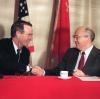 Als Präsident verhandelte Bush (links) nach dem Mauerfall mit dem sowjetischen Staats- und Parteichef Gorbatschow über die Zukunft Europas.  	 	