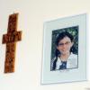Ein Bild und ein Kreuz erinnern an die zwölfjährige Vanessa, die 2002 von einem 19-Jährigen in Gersthofen ermordet wurde. Der Täter könnte demnächst freikommen.