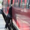 In einem Zug nach Biberach soll eine Bahn-Mitarbeiterin beleidigt worden sein.