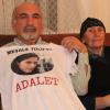 „Adalet“ - übersetzt „Recht“, „Fairness“, „Gerechtigkeit“ - fordern Ali Riza Tolu und Güley Tolu, der Vater und die Großmutter der in der Türkei inhaftierten Mesale Tolu.
