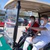 Emre Güclü fährt Impflinge im Golf-Cart vom Eingang beim Parkplatz bis zum Impfzentrum.