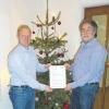 Offingens Bürgermeister Thomas Wörz (links) hält den Zuwendungsbescheid mit Breitbandpate Rainer Gross kurz vor Weihnachten in der Hand. 